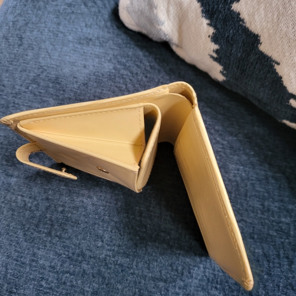 Louis Vuitton Epi Leather Porte Billets Bifold Wallet in Vanilla - Picture 15 of 16